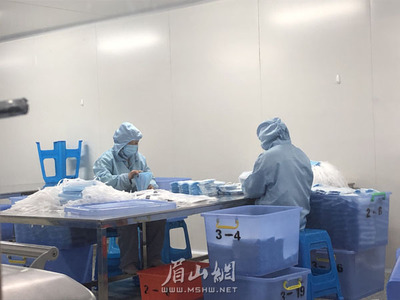 不漲價!我市兩家生產(chǎn)醫(yī)療用品企業(yè)加班加點生產(chǎn)口罩等防護用品