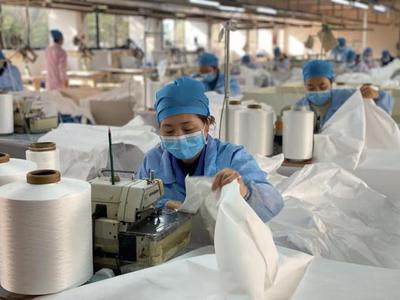 2天增加一個新車間 黃巖防護服生產企業擴產50%